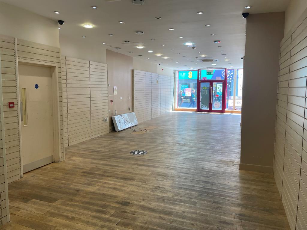 Lot: 11 - COMMERCIAL PROPERTY IN PROMINENT LOCATION - Photo of ground floor sales area from alternative angle